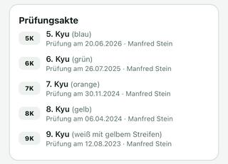 Prüfungsakte eines Mitglieds in der Klubsache-App: fünf Kyu-Stufen vom 9. bis zum 5. Kyu, jede mit Gürtelfarbe, Prüfungsdatum und dem Namen des Prüfers.